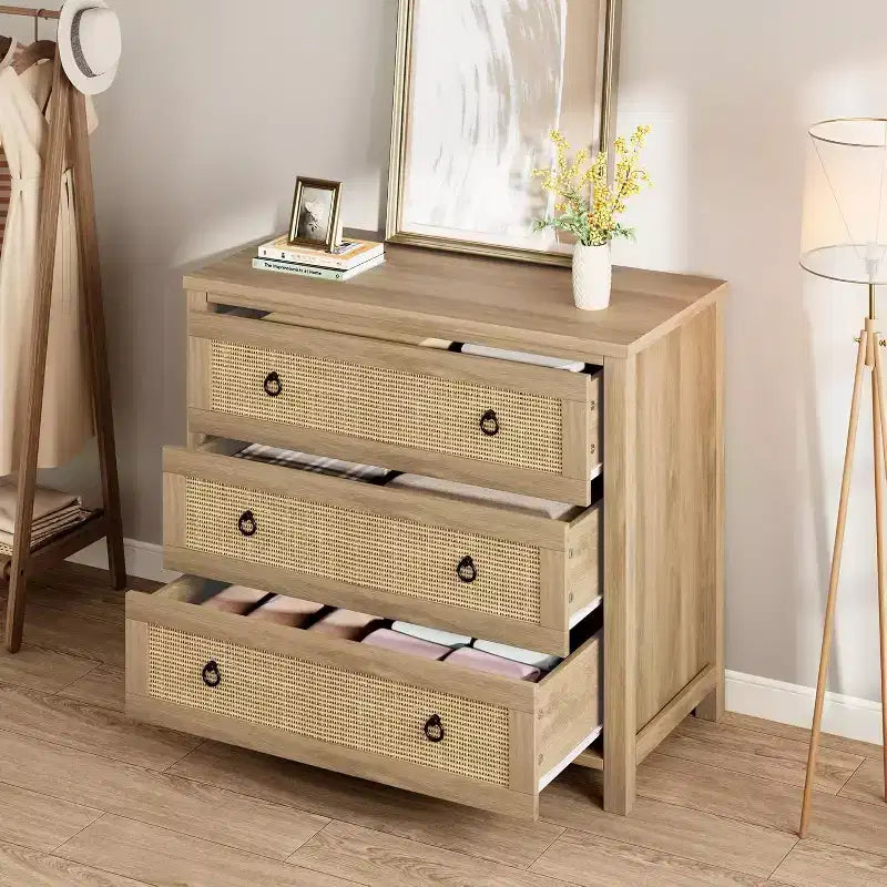 Comò a 3 cassetti in Rattan Naturale - Mobile Contenitore Autoportante con Design Antiribaltamento, Cassetti Extra Profondi per Camera da Letto, Cameretta, Soggiorno, Ufficio