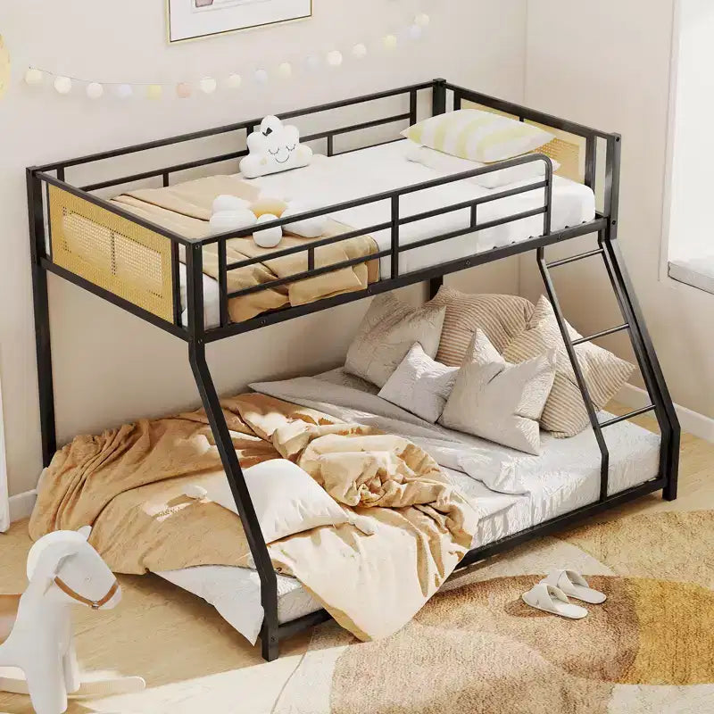 Letto a castello in metallo a basso profilo da una piazza e mezza con rattan in stile boho – capacità 272 kg