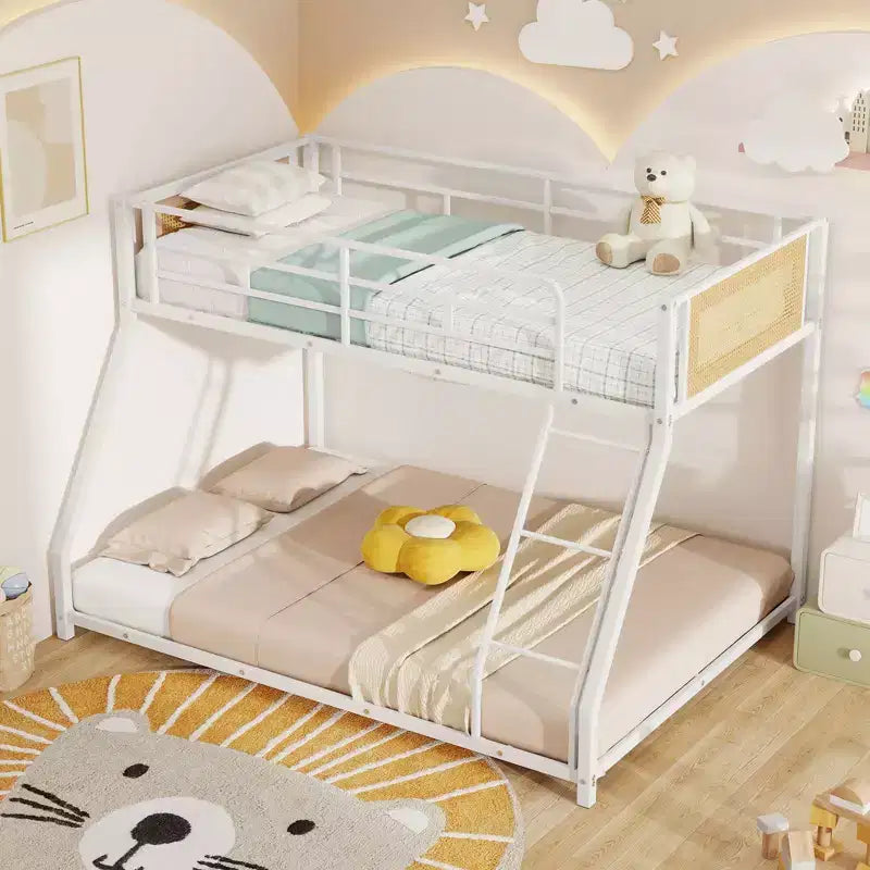Letto a castello in metallo a basso profilo da una piazza e mezza con rattan in stile boho – capacità 272 kg