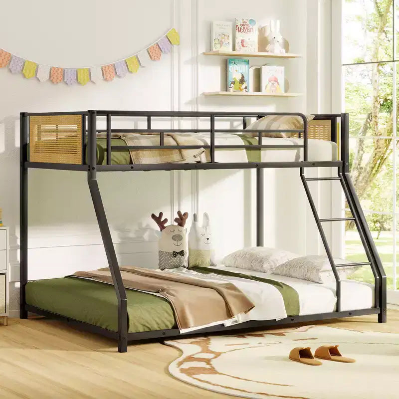 Letto a castello in metallo a basso profilo da una piazza e mezza con rattan in stile boho – capacità 272 kg