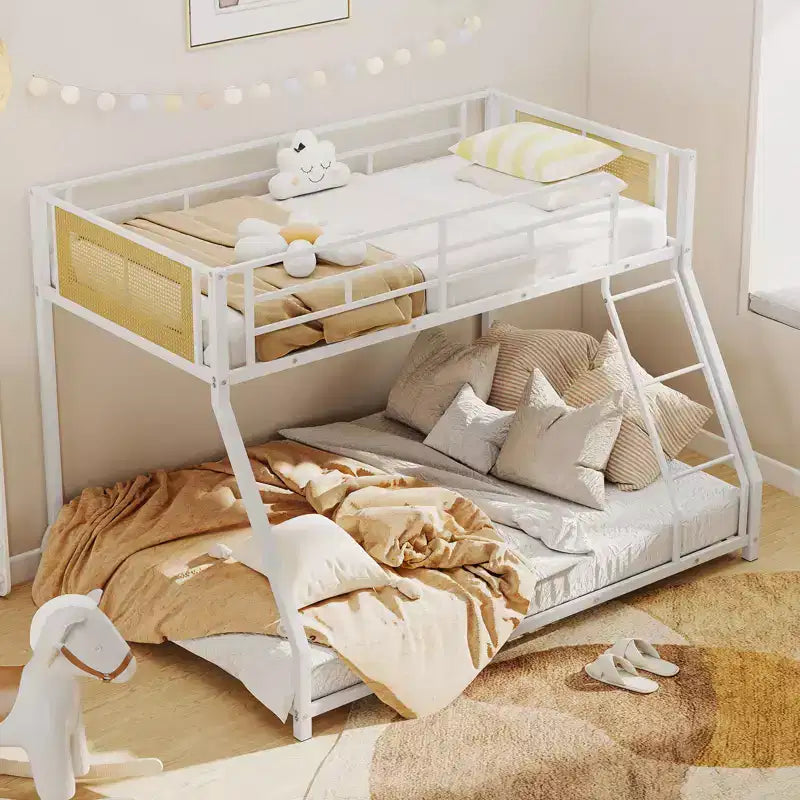 Letto a castello in metallo a basso profilo da una piazza e mezza con rattan in stile boho – capacità 272 kg