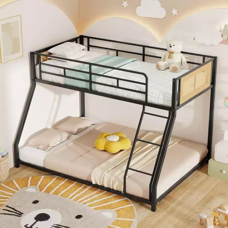 Letto a castello in metallo a basso profilo da una piazza e mezza con rattan in stile boho – capacità 272 kg